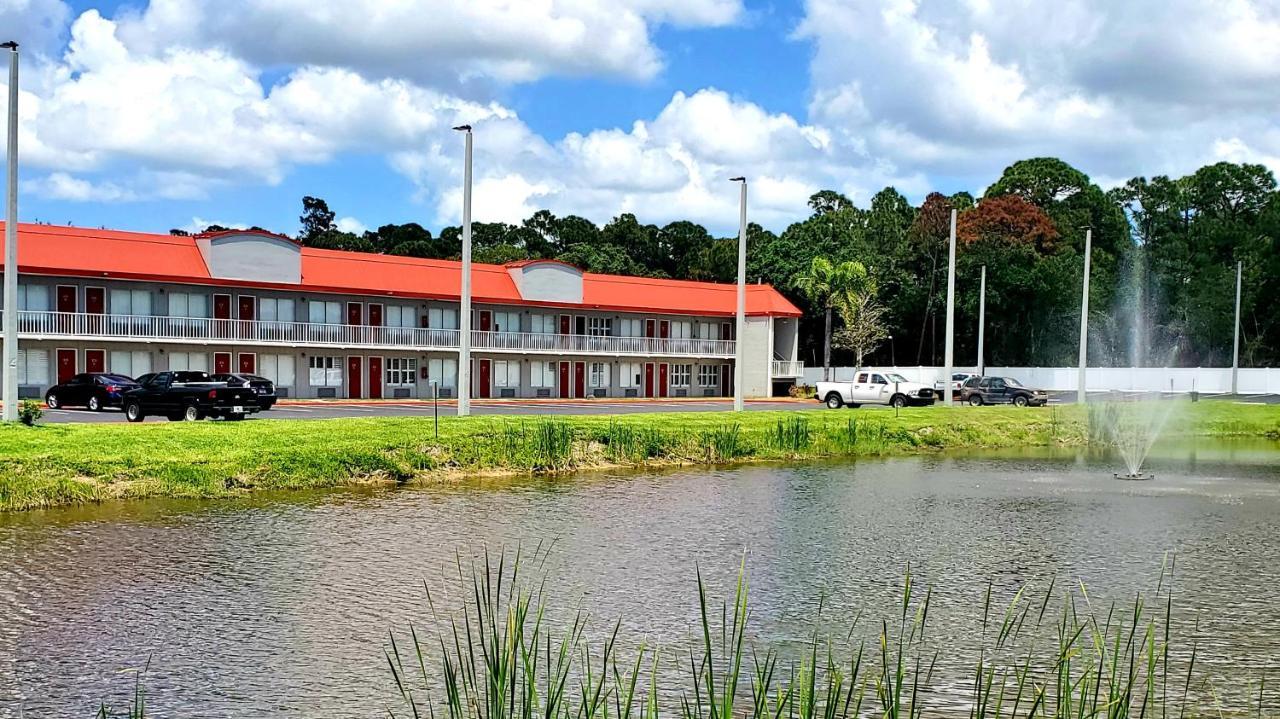 Vero Beach Inn & Suites Vero Beach I-95 (Adults Only) Exterior photo