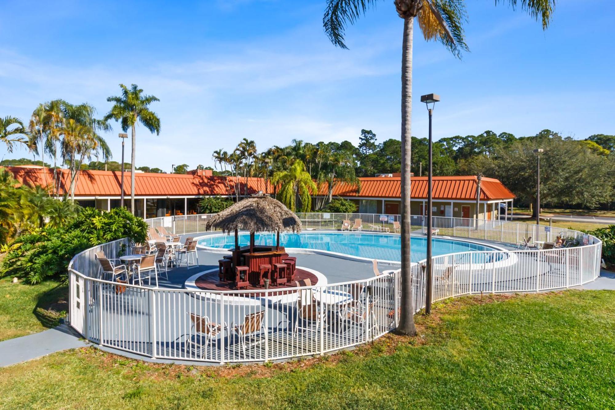 Vero Beach Inn & Suites Vero Beach I-95 (Adults Only) Exterior photo